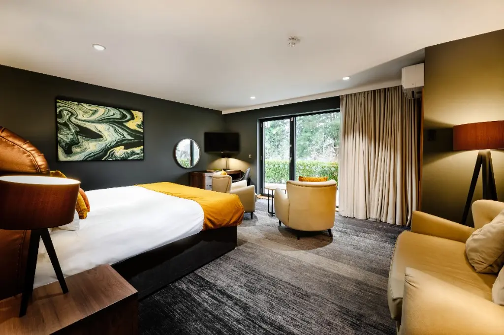 DELAMERE_ROOM_02-145a2bf9-57b8-4272-97ec-a5e40b9649ee-compressed