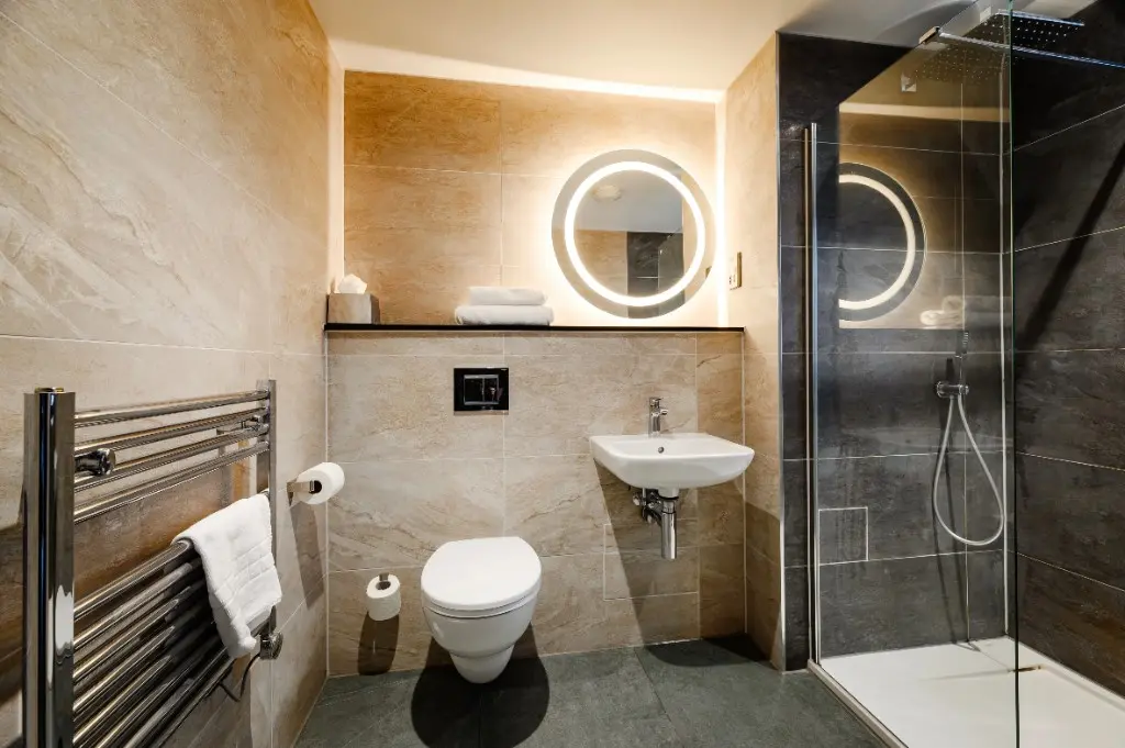 Delamere Deluxe Suite bathroom
